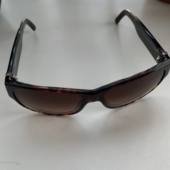 Beautiful Burberry Sunglasses with sunglass case and cleaning cloth! - Picture 4 of 7